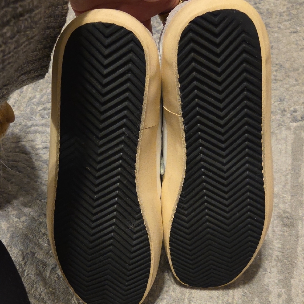 Golden Goose Sneakers with Grey Laces and Star Design - Picture 5 of 6